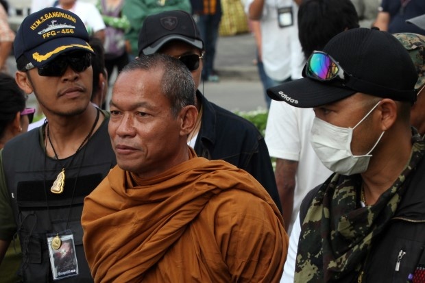 Canh sat Thai Lan dot kich den chua, 'thanh tay' Phat giao hinh anh