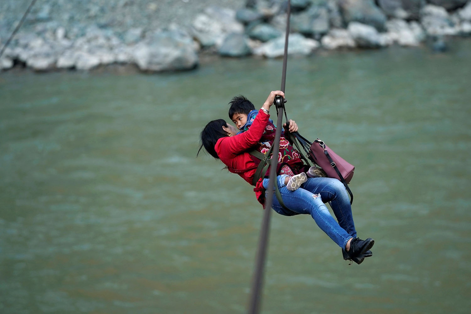 Me con du day vuot song va cai om lien Trieu vao top anh tuan hinh anh