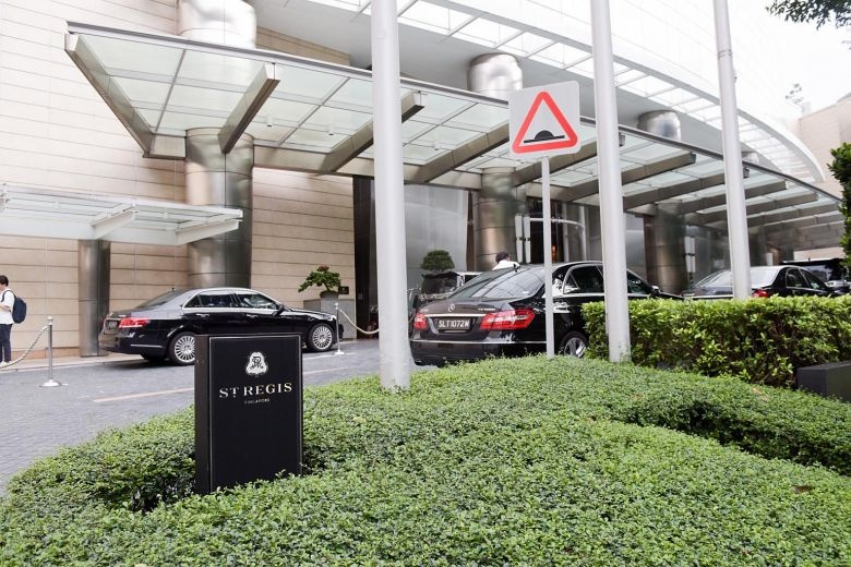 Bao Singapore: Xe cho do an cho ong Kim se den khach san St Regis hinh anh