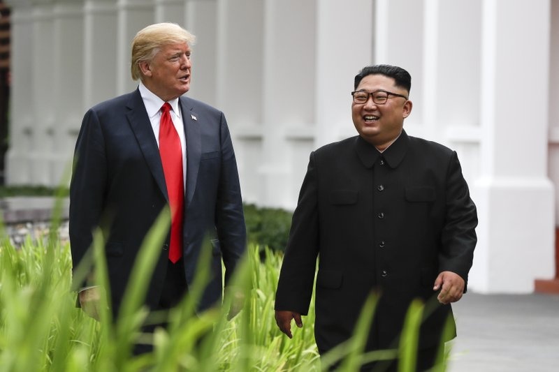 Trump di bo cung Kim, khoe sieu xe 'Quai thu' hinh anh