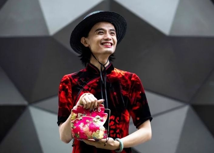 Nguoi chuyen gioi Trung Quoc buoc ra tu bong toi hinh anh