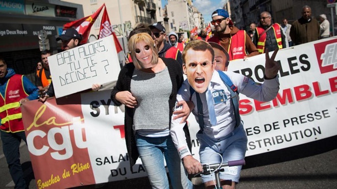 Tổng thống Macron bị chỉ trích vì mua chén đĩa mắc ảnh 2 Tong thong Macron bi chi trich vi mua chen dia mac anh 2