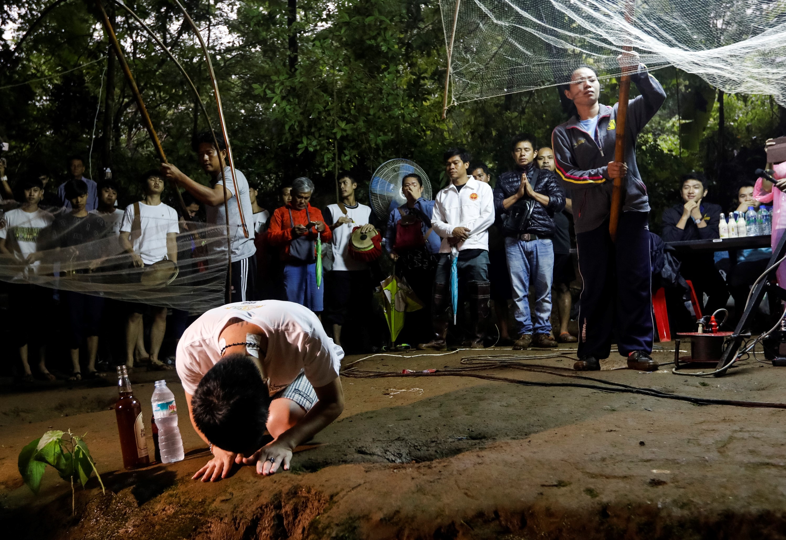 7 ngay trong hang dong Thai, hy vong nao cho 13 nguoi mat tich? hinh anh