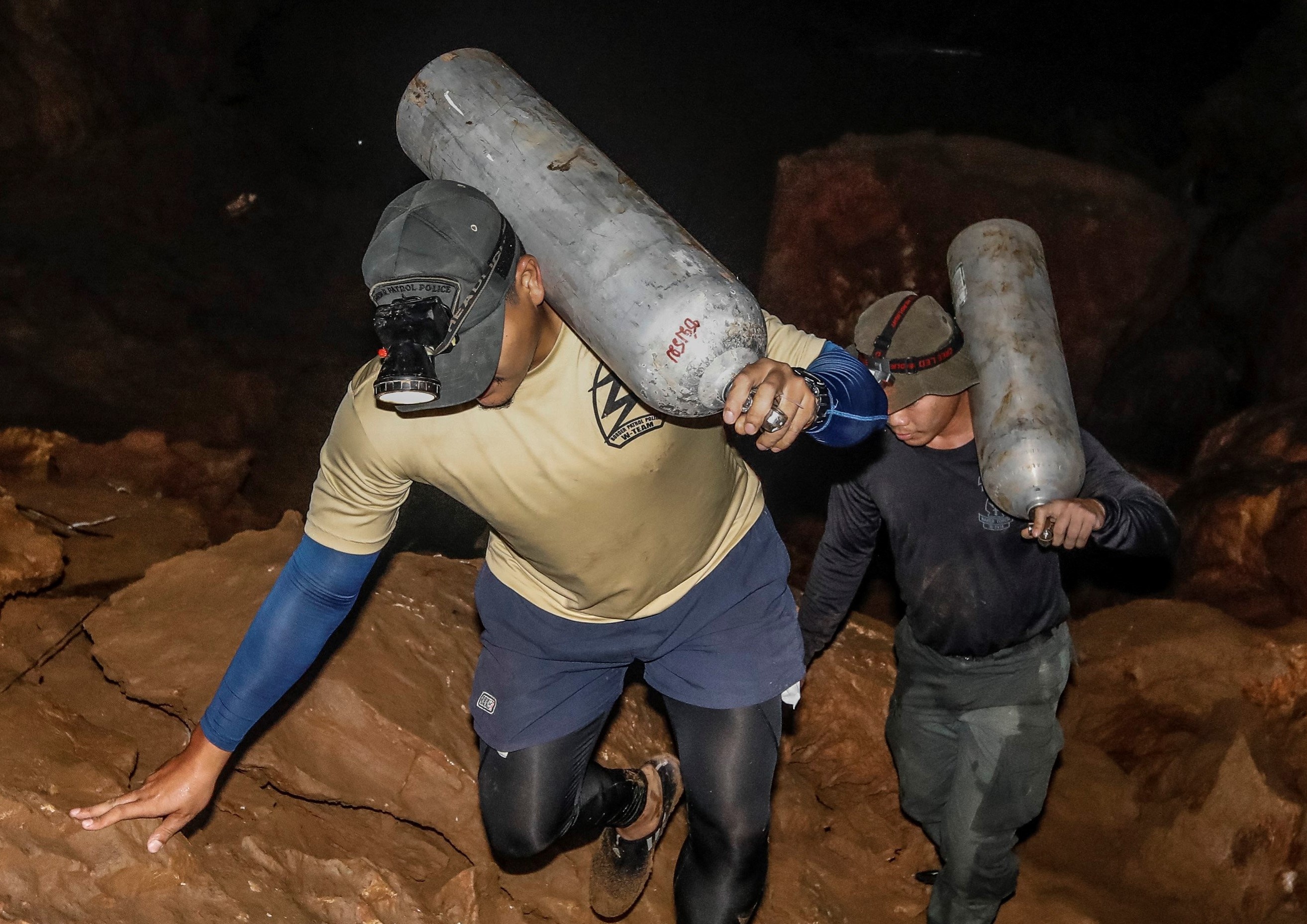 Doi bong Thai se duoc dua den noi an toan trong hang hinh anh