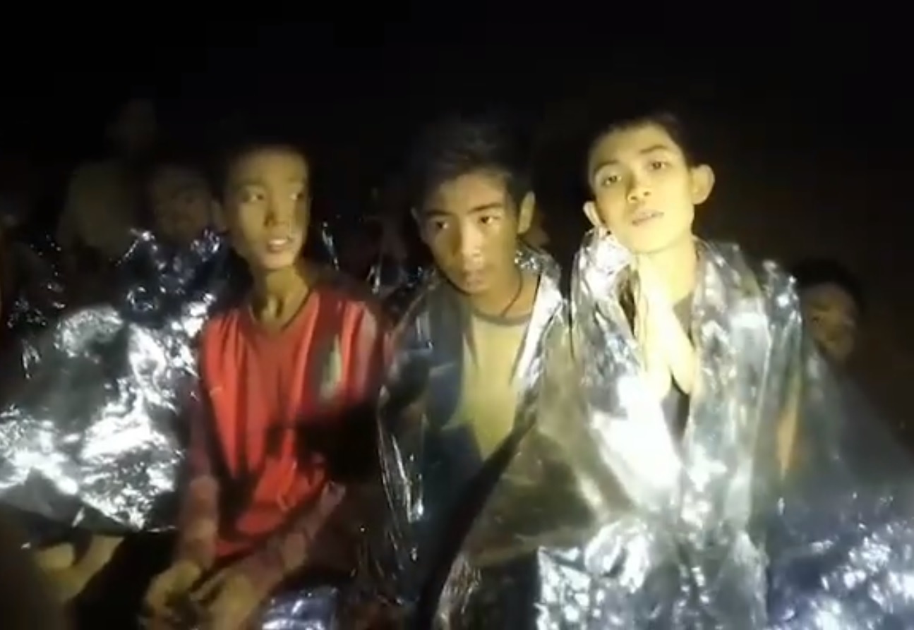 Nhung hinh anh moi nhat cua doi bong Thai bi ket trong hang hinh anh