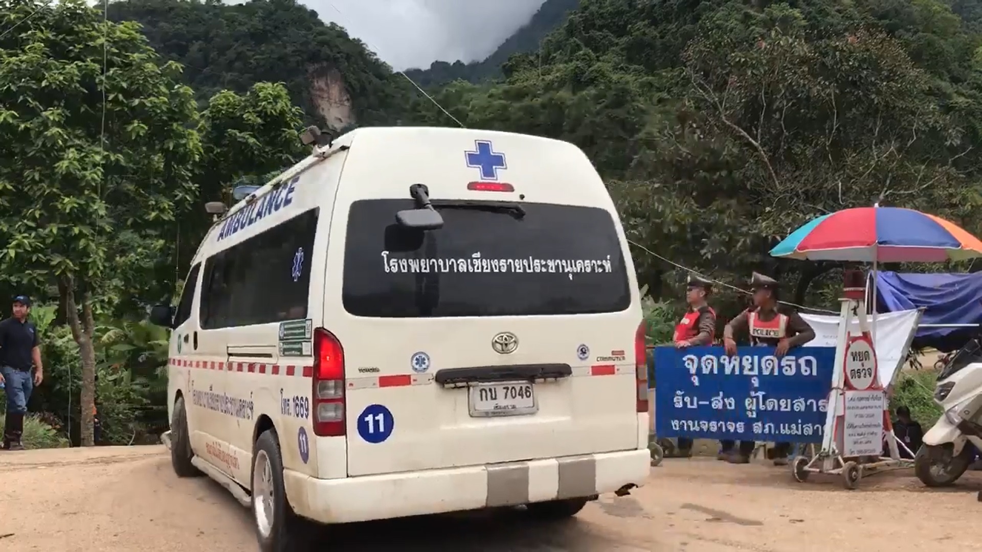 Xe cuu thuong cap toc den cua hang Tham Luang chieu 9/7 hinh anh