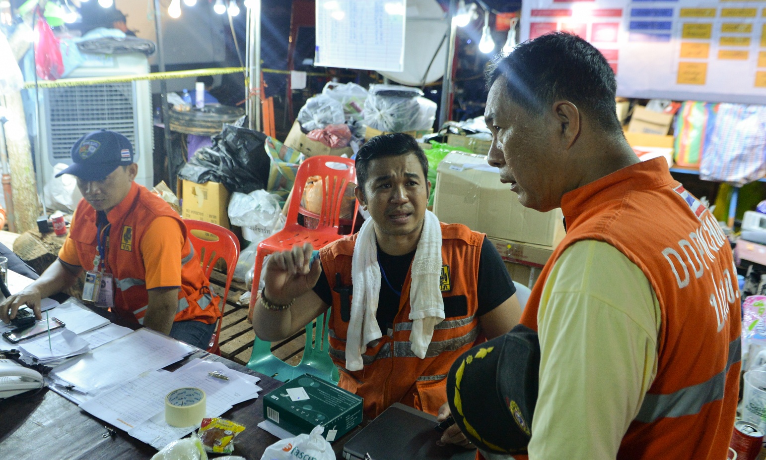 Dem trang noi dai cong truong giai cuu doi bong Thai hinh anh