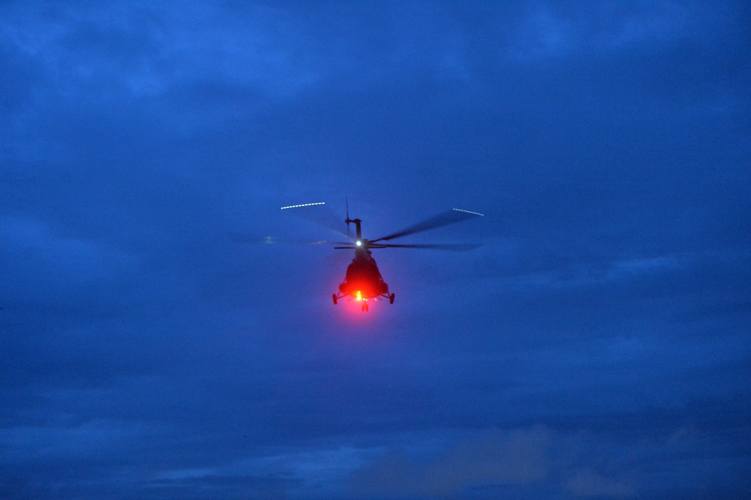 Can canh truc thang va xe cap cuu cho doi bong Thai den benh vien hinh anh