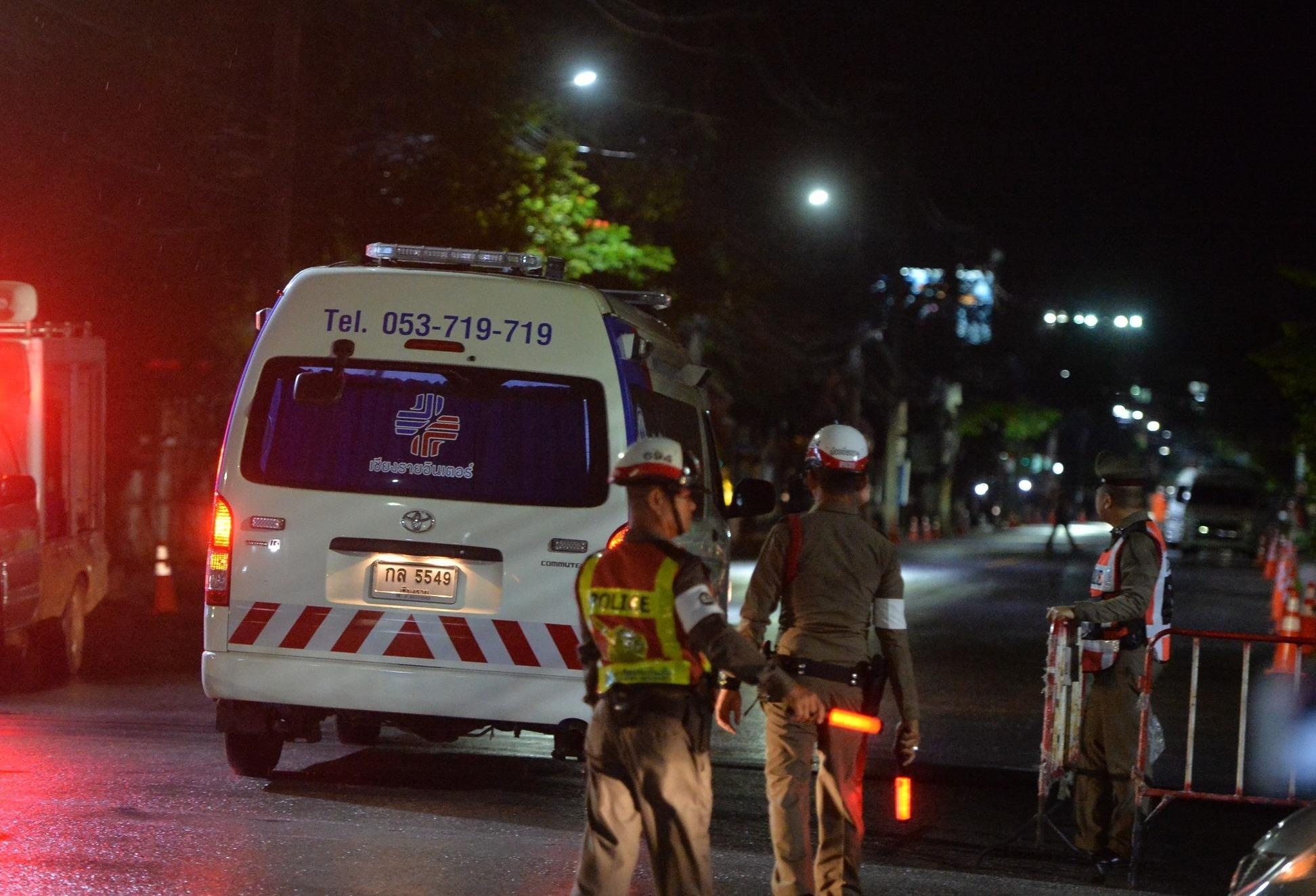 Khoanh khac xe cuu thuong don nhung nam sinh dau tien ra khoi hang hinh anh