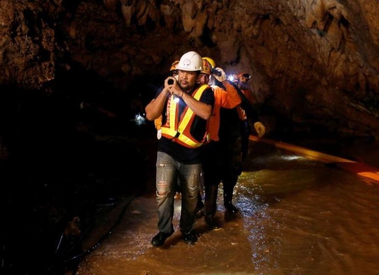 Dac nhiem SEAL Thai Lan suyt ket lai hang vi may bom hong hinh anh