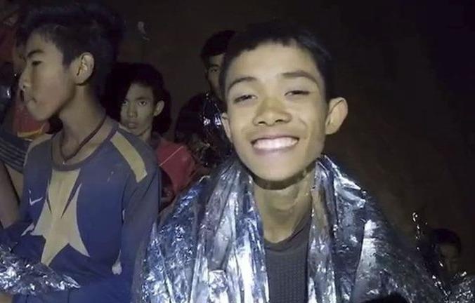 Nhung chuyen bay gio moi ke ve cuoc giai cuu doi bong Thai hinh anh