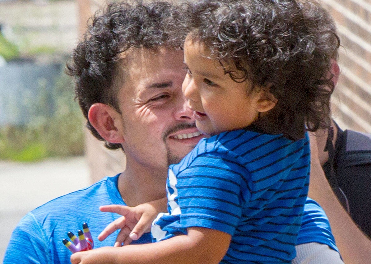 Tre duoi 5 tuoi duoc chinh phu My tra cho cha me nhap cu hinh anh