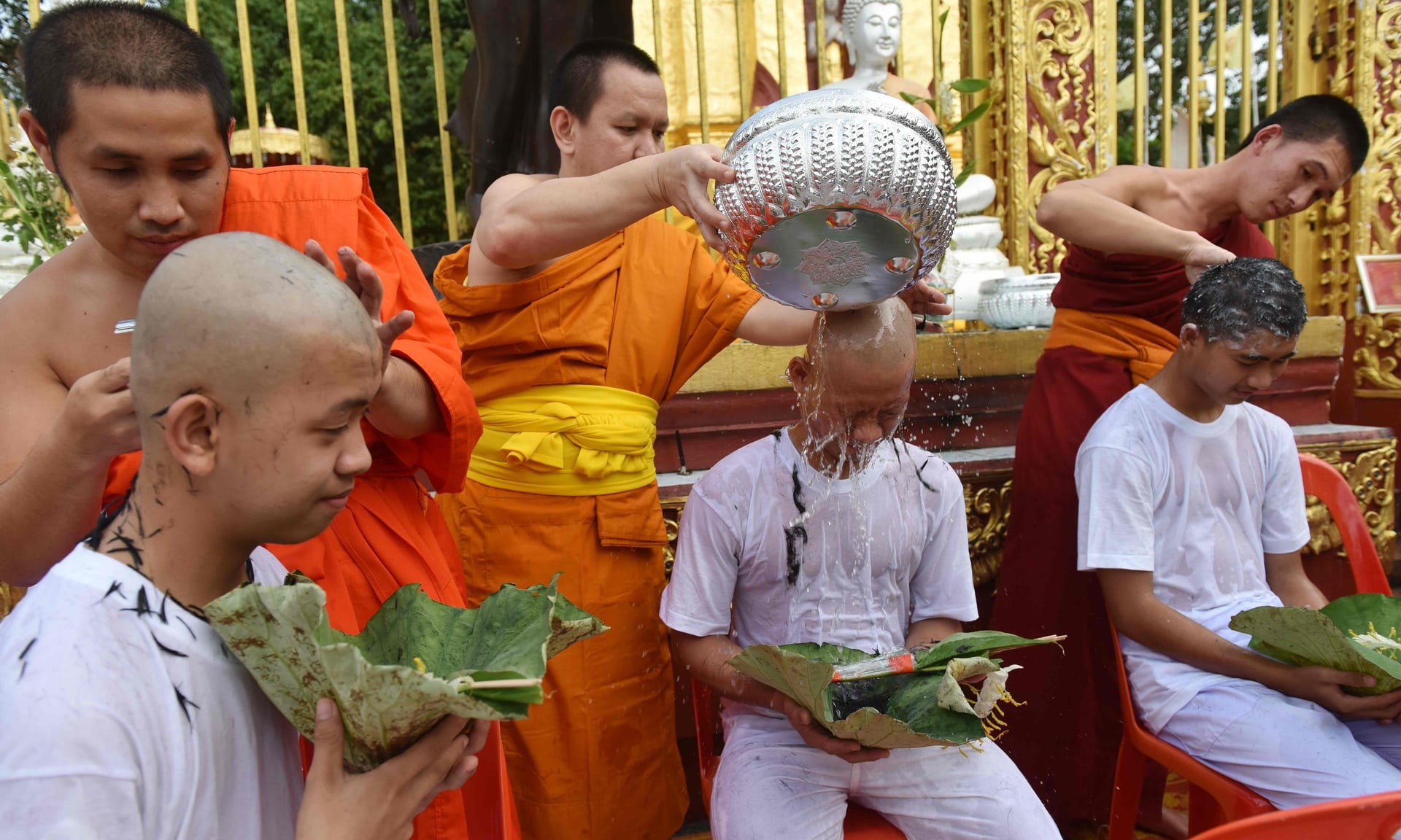 Doi bong nhi Thai Lan lam le xuong toc, chuan bi vao chua tu tap hinh anh