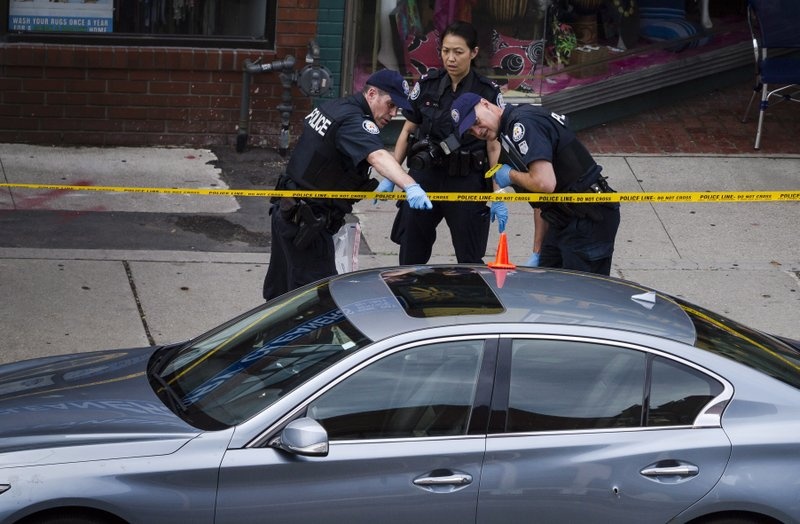 Tay sung ban 15 nguoi o Canada co van de than kinh nghiem trong hinh anh