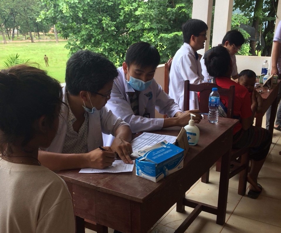 bác sĩ bệnh viện Đại học Y dược hỗ trợ Lào ảnh 3 bac si benh vien Dai hoc Y duoc ho tro Lao anh 3