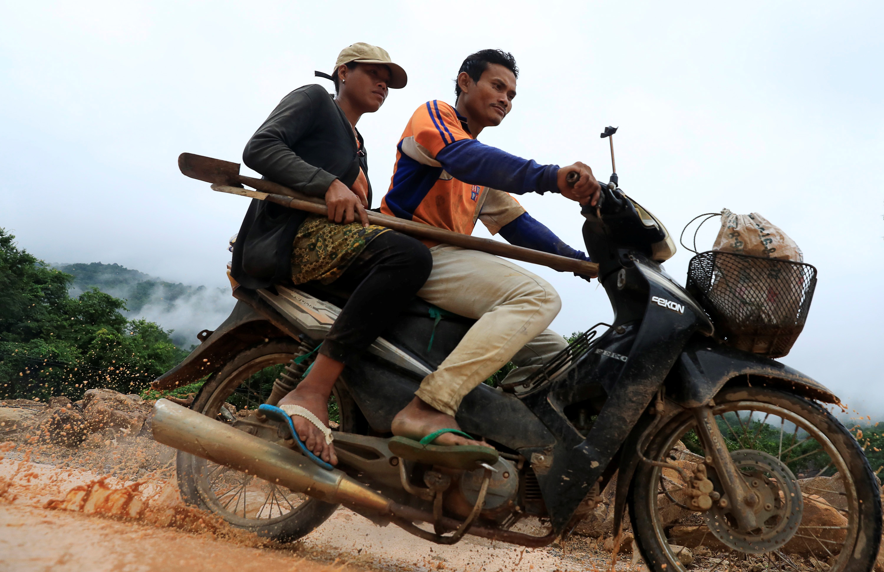 15 bac si Viet Nam den Lao tham kham cho nan nhan vu vo dap hinh anh