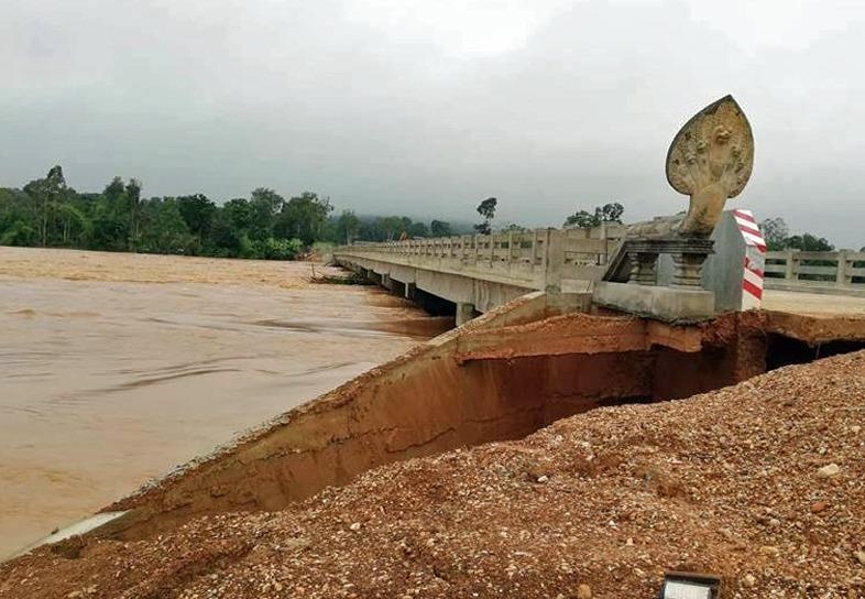Lu tu vu vo dap Lao do xuong Campuchia, hang nghin nguoi di tan hinh anh