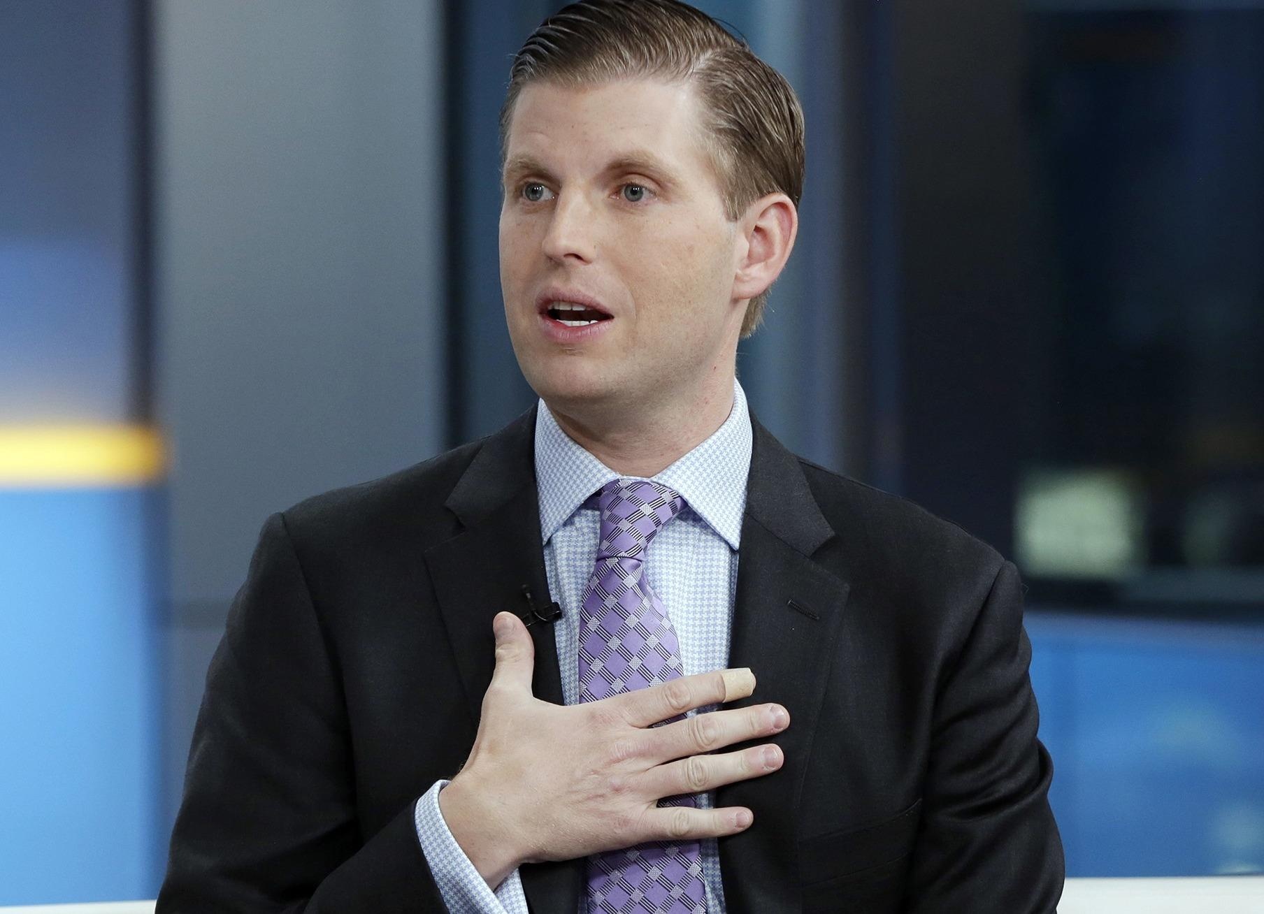 Con trai TT Trump: Ca gia dinh bi de doa bang bot trang la hinh anh