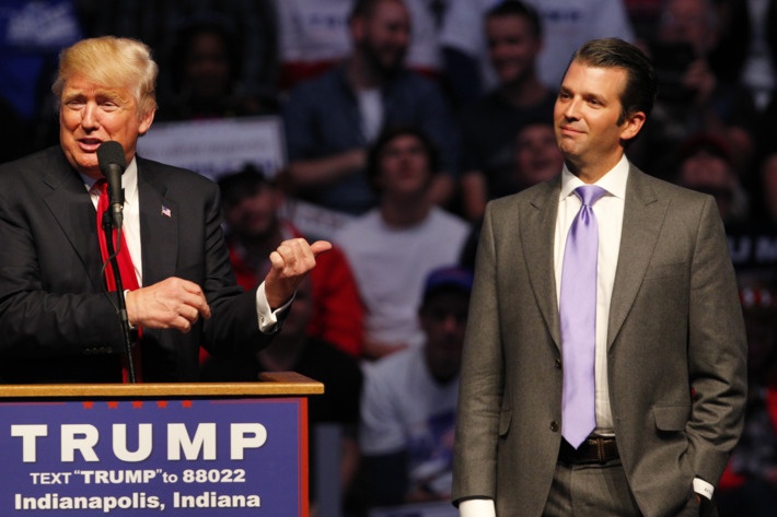 TT Trump thua nhan con trai gap go phia Nga de ban ve doi thu hinh anh