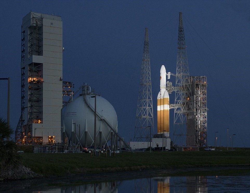 NASA phong tau tham do tien sat Mat Troi hinh anh