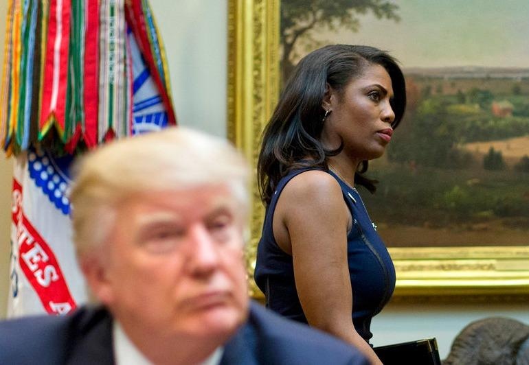 Goi cuu tro ly la 'cho', Trump noi dai danh sach ke thu moi hinh anh