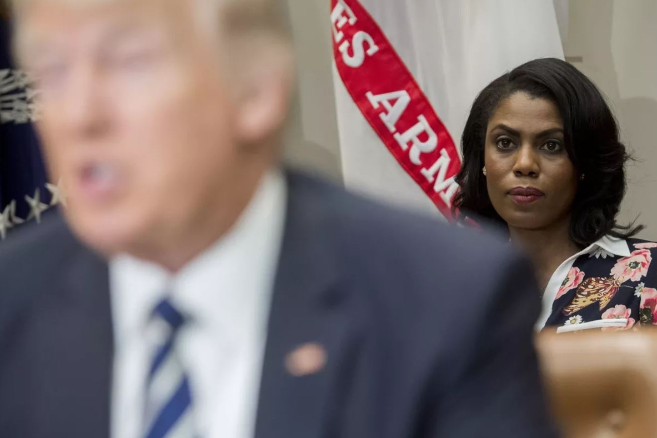 Trump xuc pham cuu tro ly anh 1