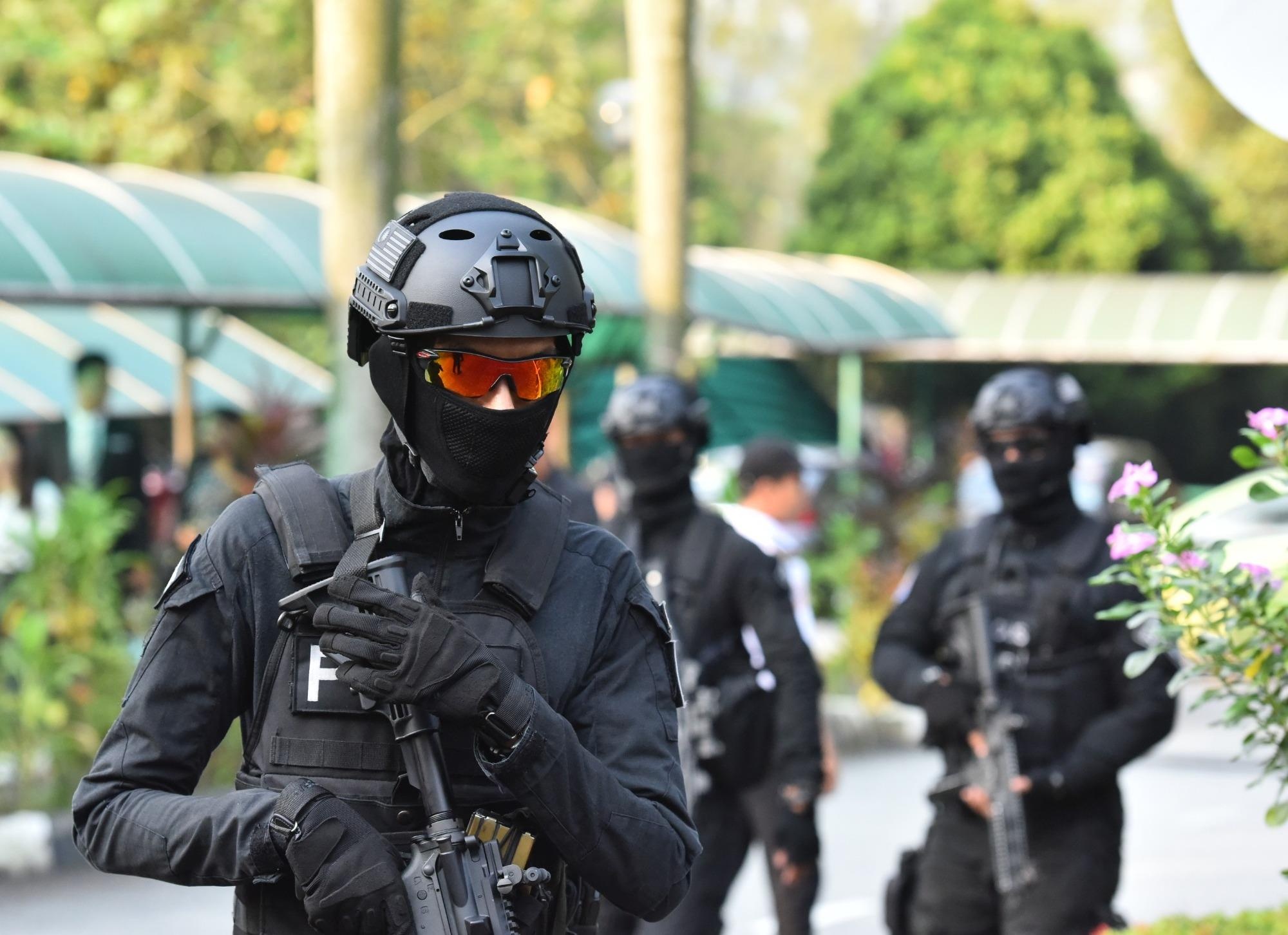 An ninh siet chat ben ngoai toa tuyen an Doan Thi Huong hinh anh