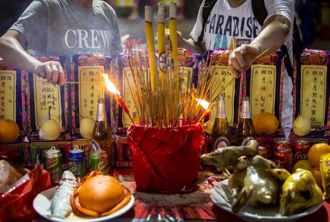 Huong nhang va giay dot nghi ngut trong le cung co hon tai Hong Kong hinh anh