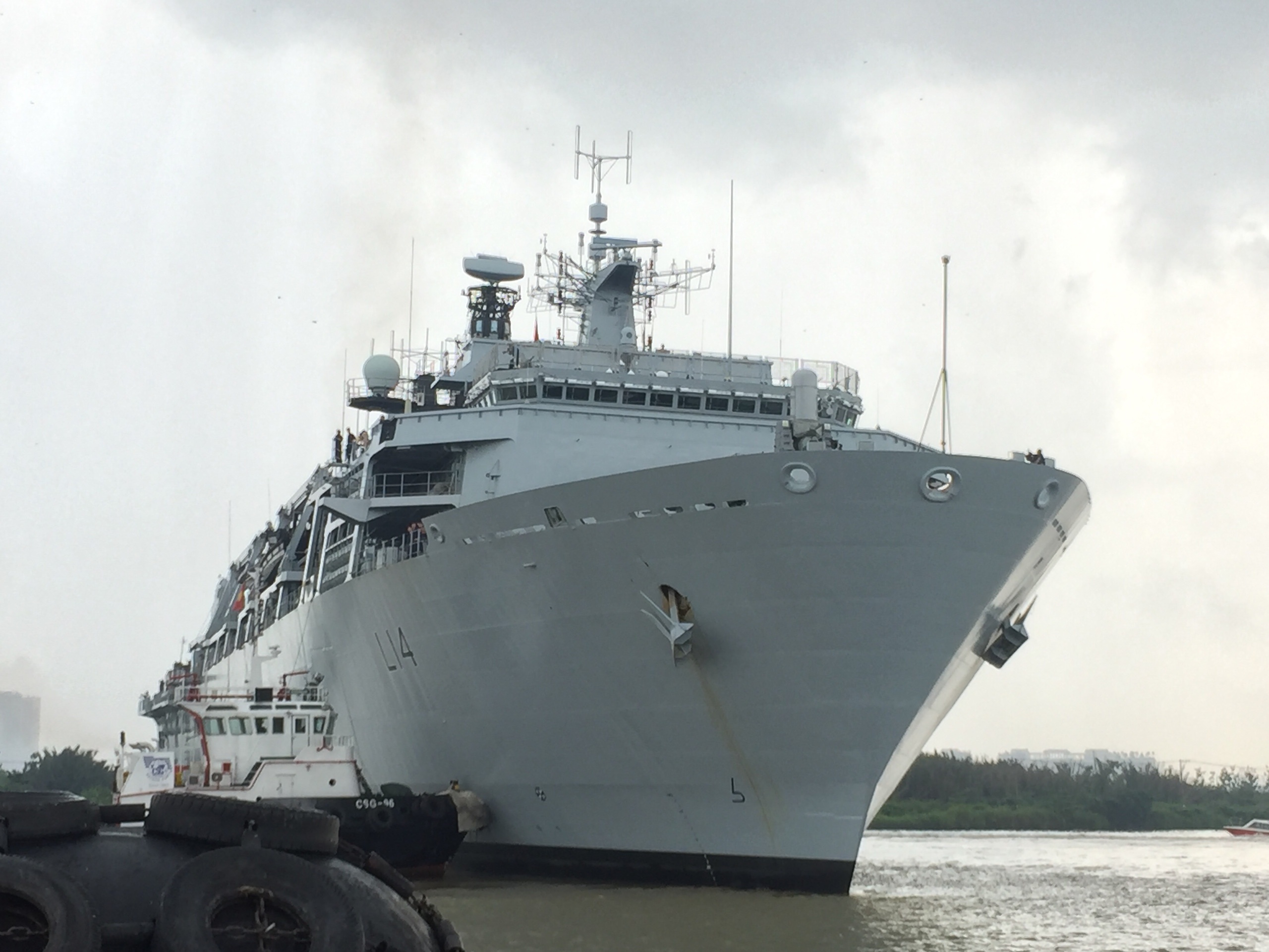 Tau HMS Albion thuoc Hai quan Hoang gia Anh cap Cang Sai Gon hinh anh