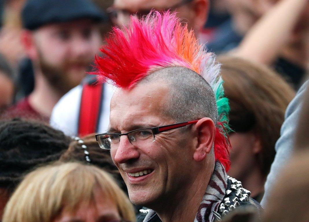 Thanh pho cua Duc te liet vi 2 phe ta - huu bieu tinh chong nhau hinh anh