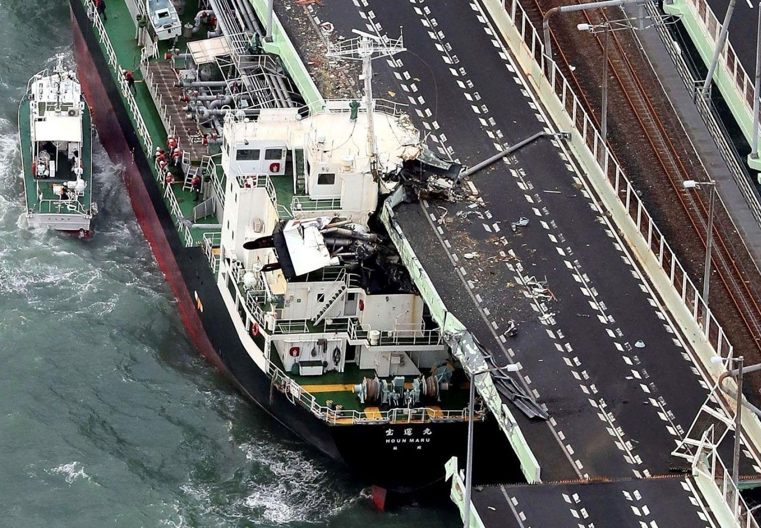 Tau dam cau, cu ong bi thoi tu chung cu xuong dat vi sieu bao Jebi hinh anh