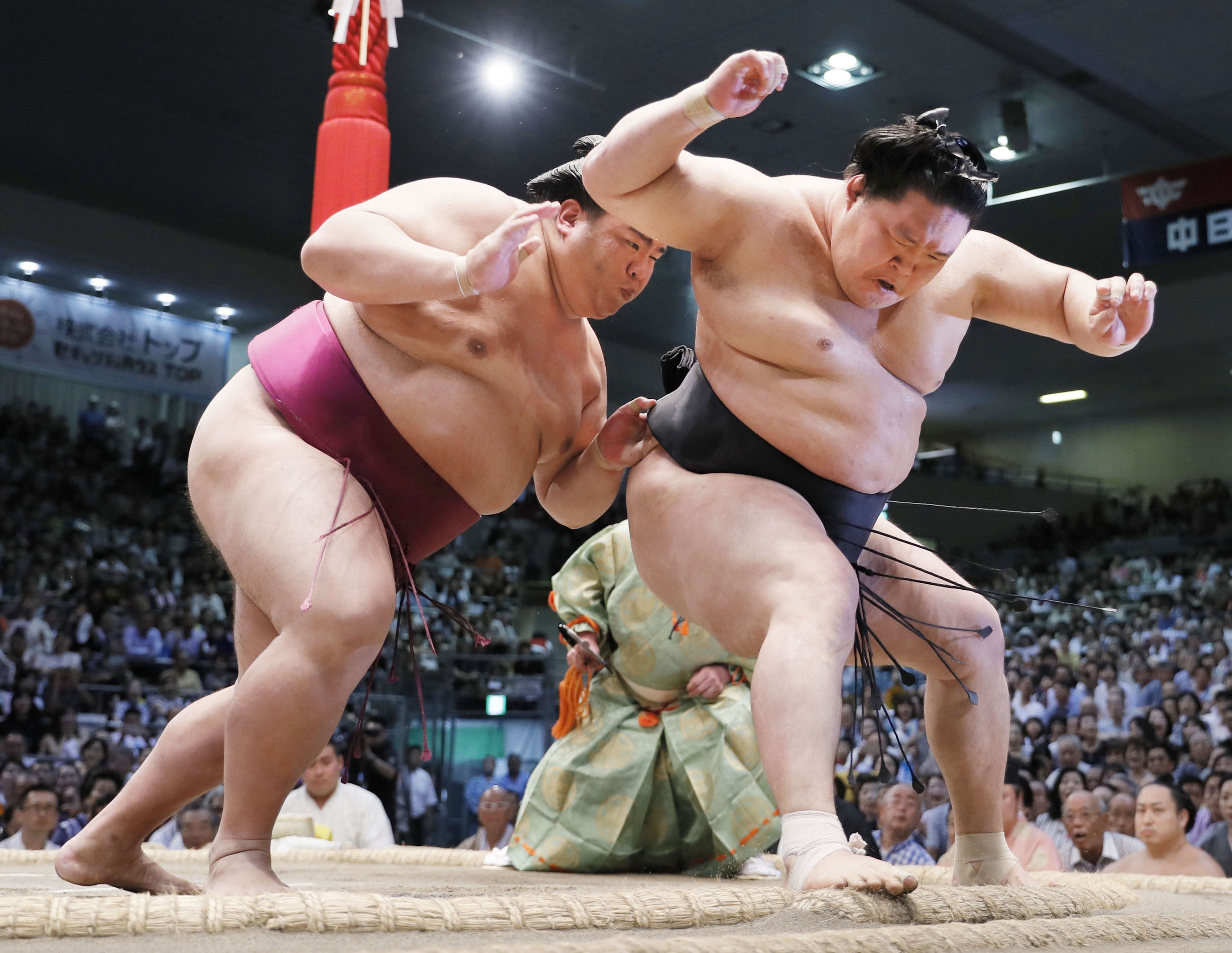 Ten tuoi lon trong lang sumo quy tu tai giai dau mua thu o Nhat hinh anh