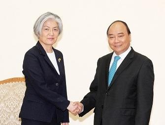 Thu tuong Nguyen Xuan Phuc tiep ngoai truong Han Quoc hinh anh