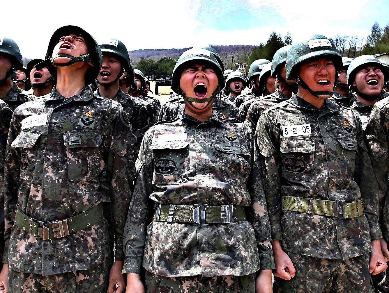 Nhom sinh vien Han Quoc bi phat hien tang can de tron nghia vu quan su hinh anh