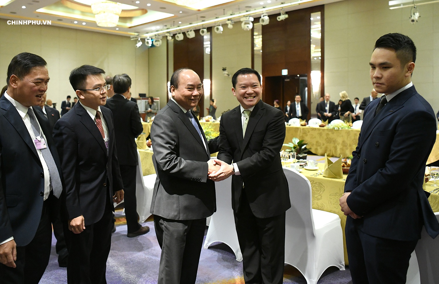 Thu tuong doi thoai voi cac tap doan toan cau anh 2