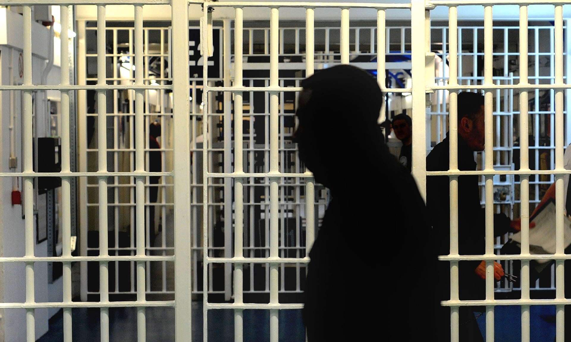 Bi danh, bi nem phan vao nguoi, nhieu quan nguc Anh dinh cong hinh anh