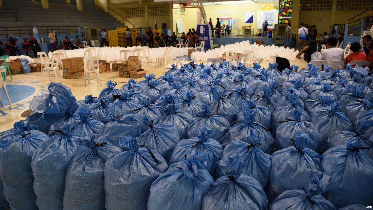 Bao Mangkhut do bo, Philippines gom gao nhap trai phep de vien tro hinh anh