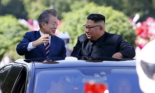 TT Han Quoc va lanh dao Trieu Tien buoc vao cuoc hop day kho khan hinh anh