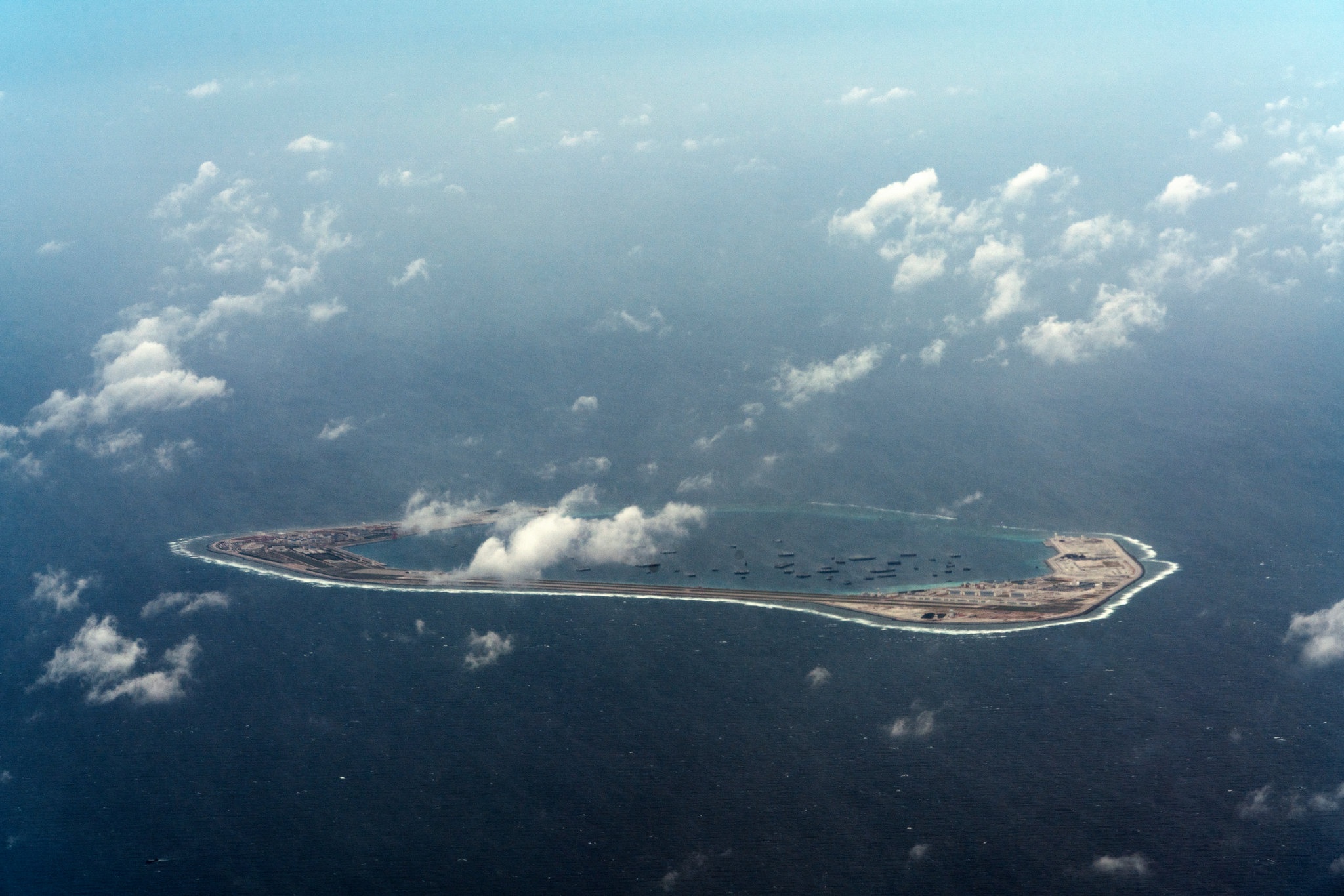 Theo chan may bay My giam sat dao TQ xay dung phi phap o Bien Dong hinh anh