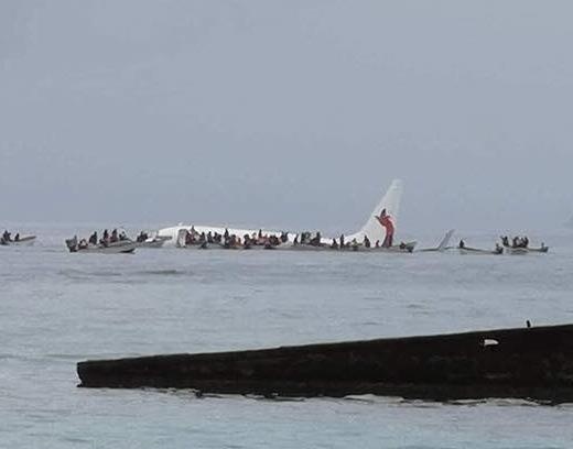 May bay lao thang xuong nuoc o chau Dai Duong hinh anh