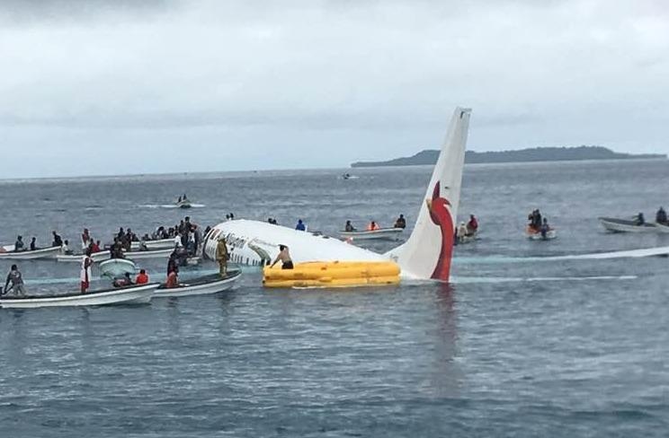 May bay lao thang xuong nuoc sau khi chay qua duong bang hinh anh