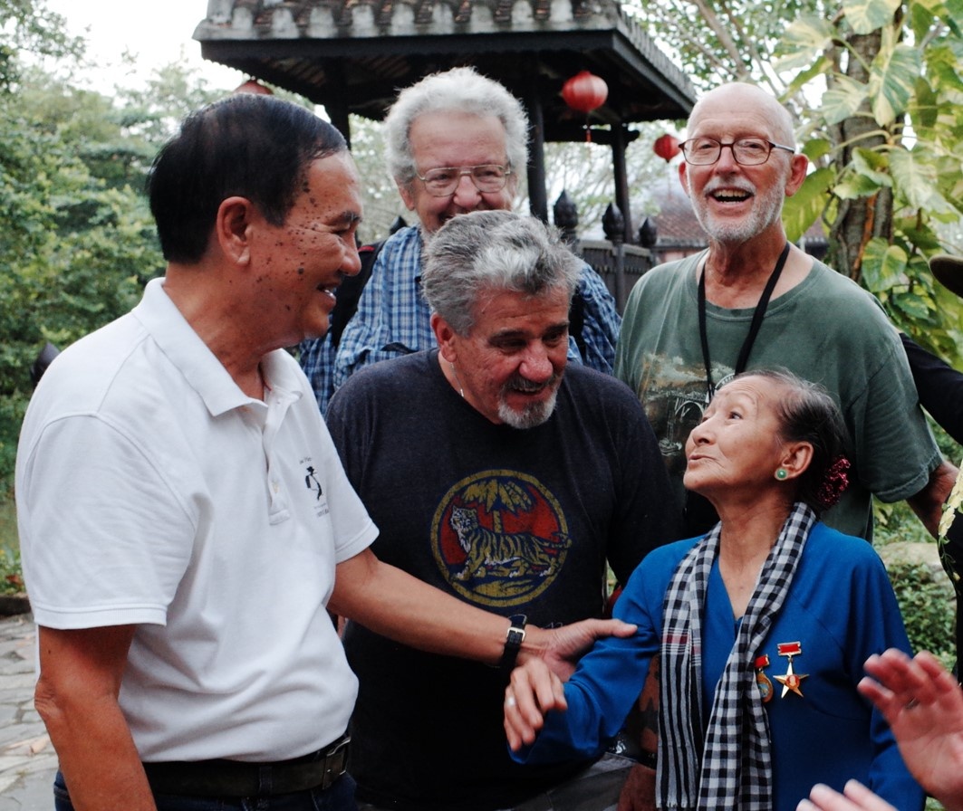 Cuu binh My tro ve, om cuu thu nhu nhung nguoi ban cu hinh anh