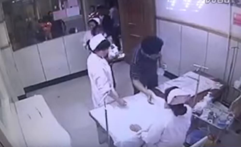 Nguoi nha hanh hung y ta o benh vien Trung Quoc hinh anh