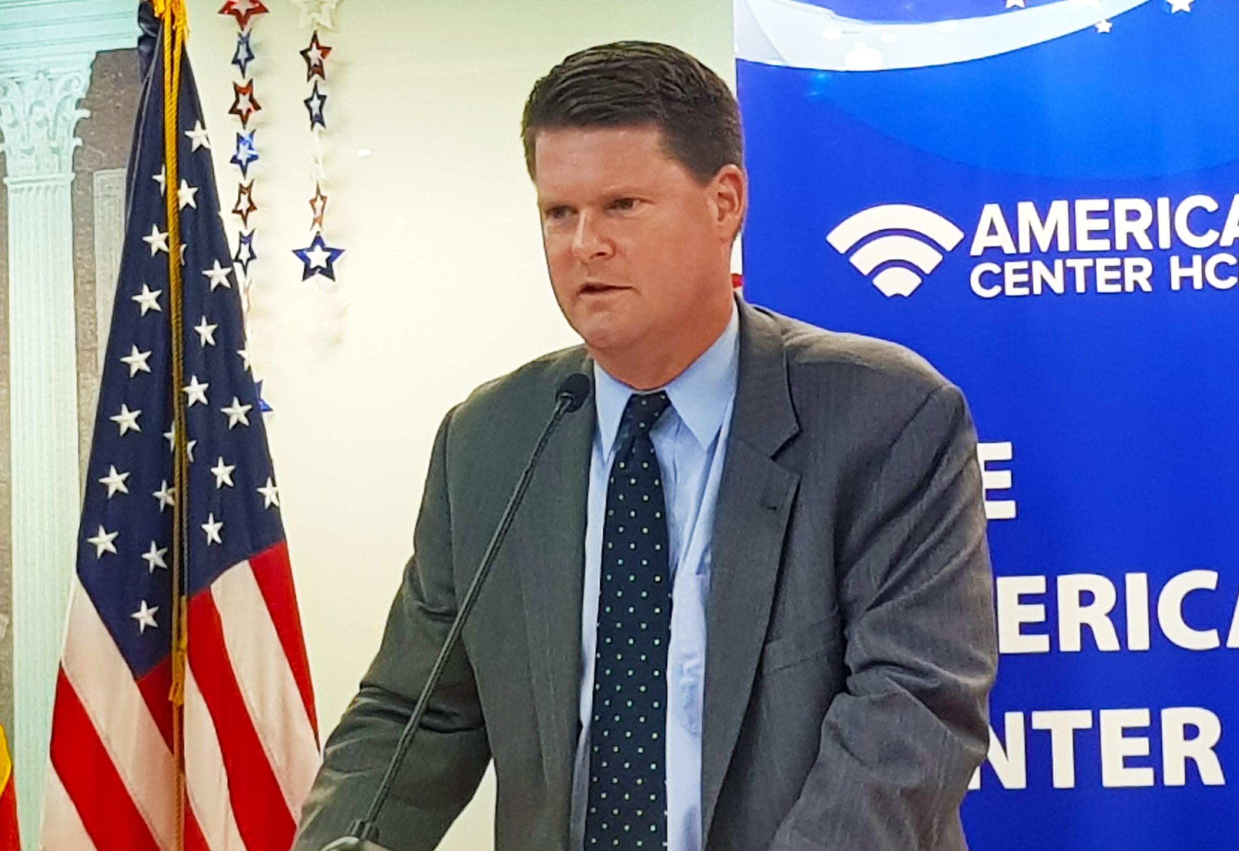 Tro ly bo truong Quoc phong My: Dung de TQ viet lai luat quoc te hinh anh