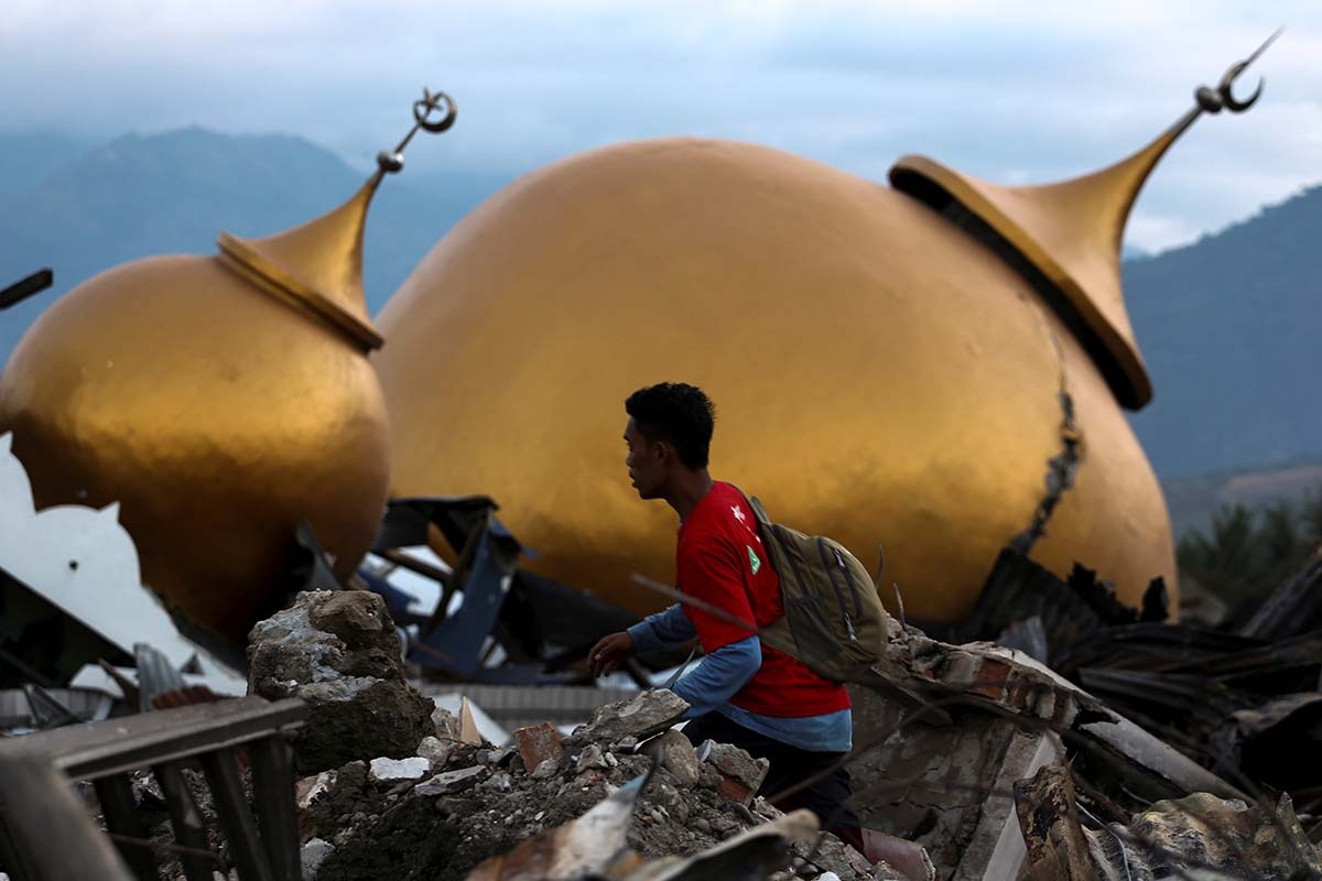 1 tuan sau tham hoa kep, Indonesia chong choi dich benh vi cac thi the hinh anh