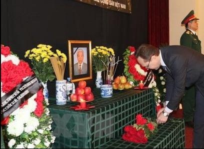 Dai su quan VN tai cac nuoc to chuc le vieng nguyen TBT Do Muoi hinh anh
