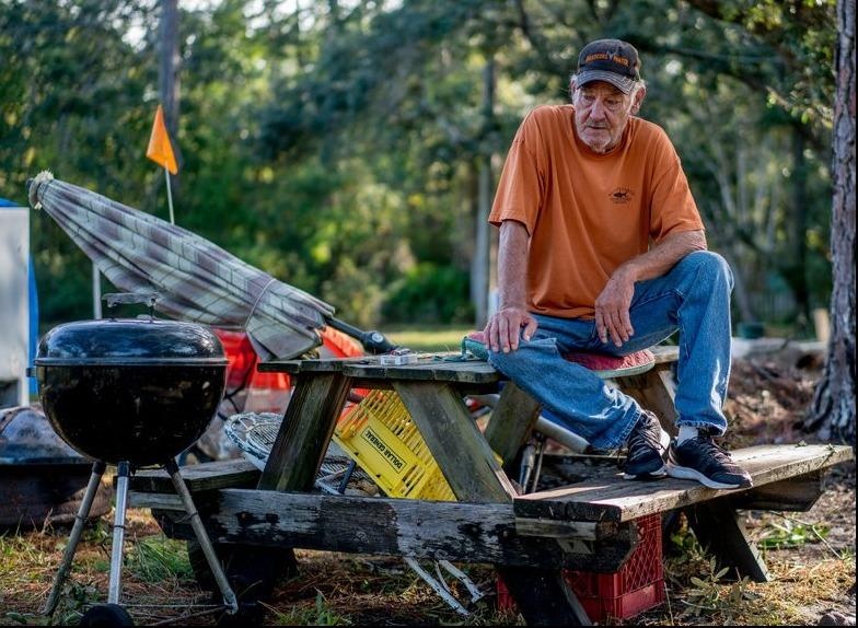 Bao Michael di qua, cong dong ngheo o My 'don bai chien truong' hinh anh