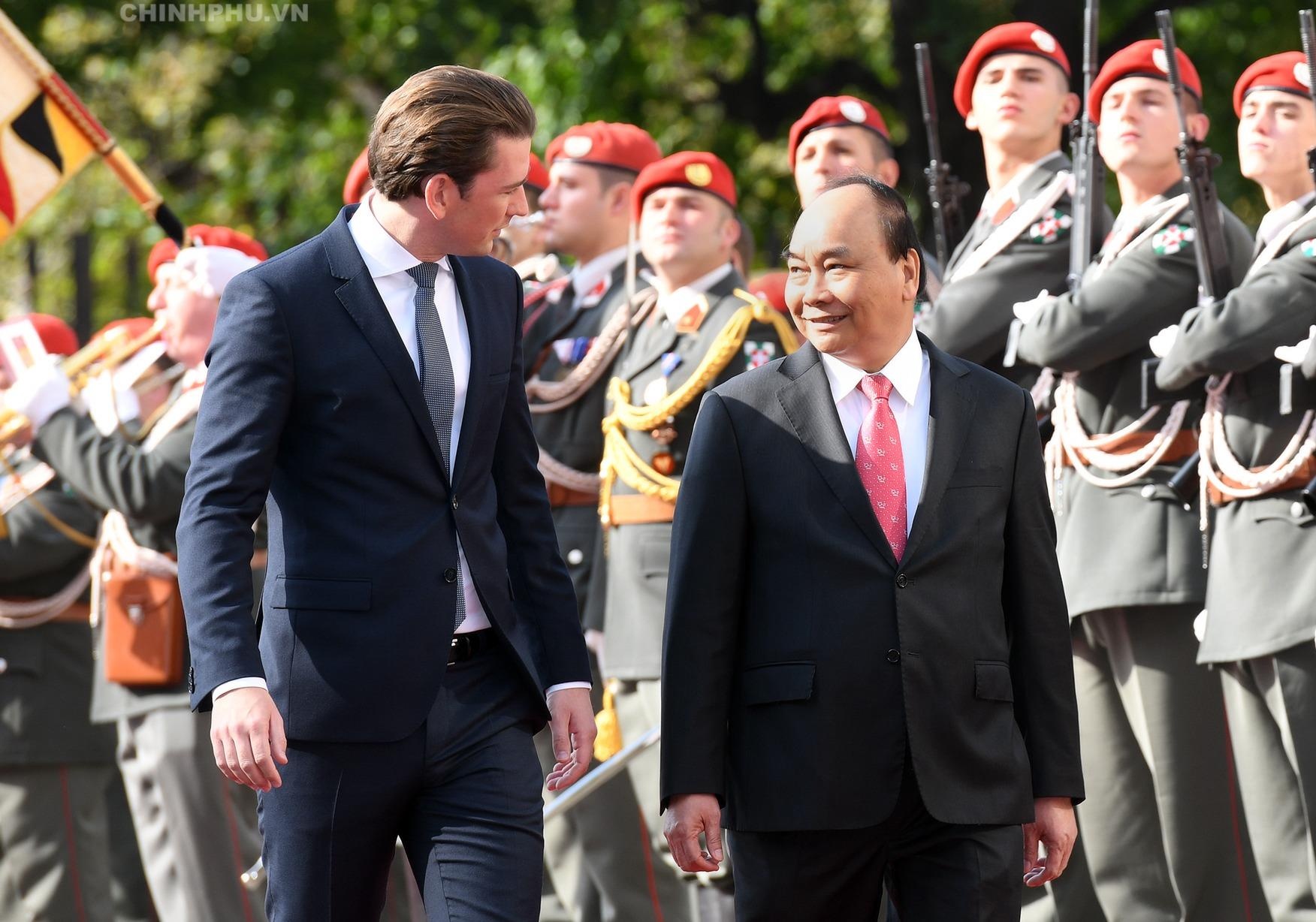 Le don chinh thuc Thu tuong Nguyen Xuan Phuc tai Ao hinh anh