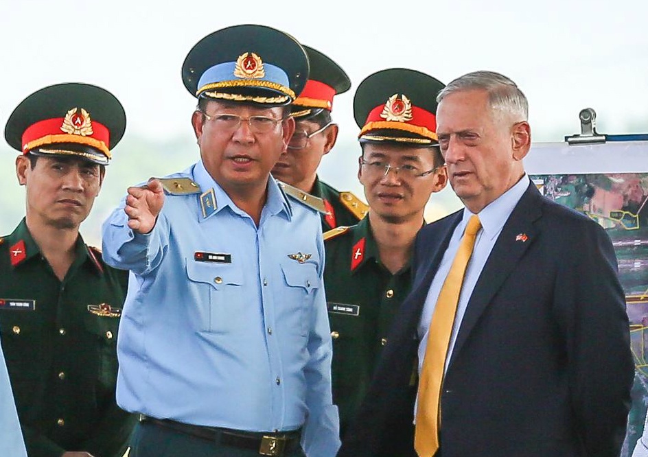 Bo truong Mattis den khu xu ly dioxin tai san bay Bien Hoa hinh anh