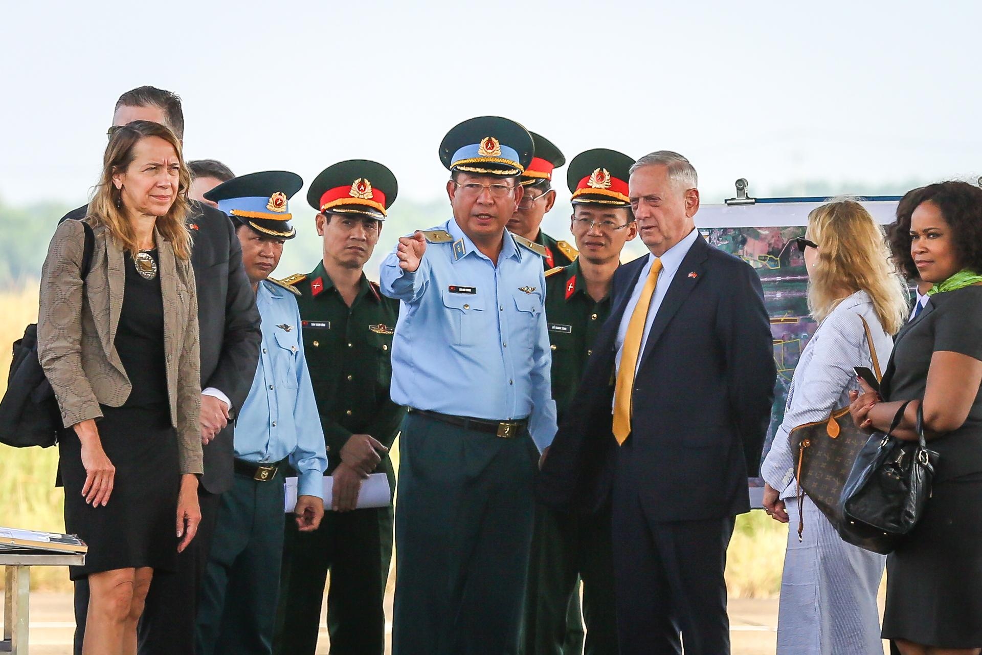 Bo truong Mattis tham TP.HCM anh 1